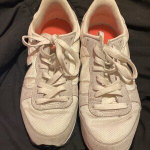 Nike GENICCO Womens SIZE 9 White Gray Casual RUNNING SHOES SNEAKERS